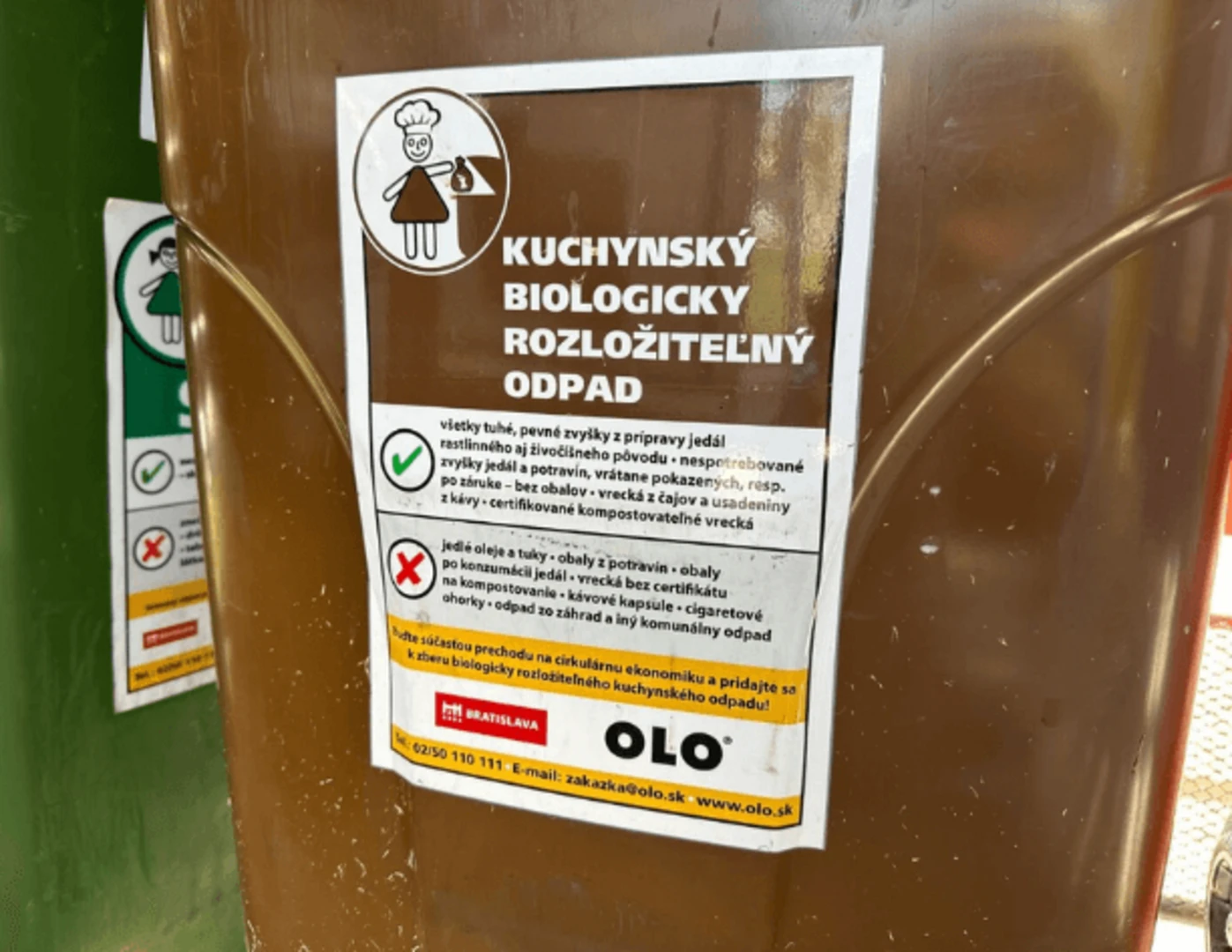 Návod na správnu recykláciu na hnedej OLO nádobe na kuchynský biologicky rozložiteľný odpad.