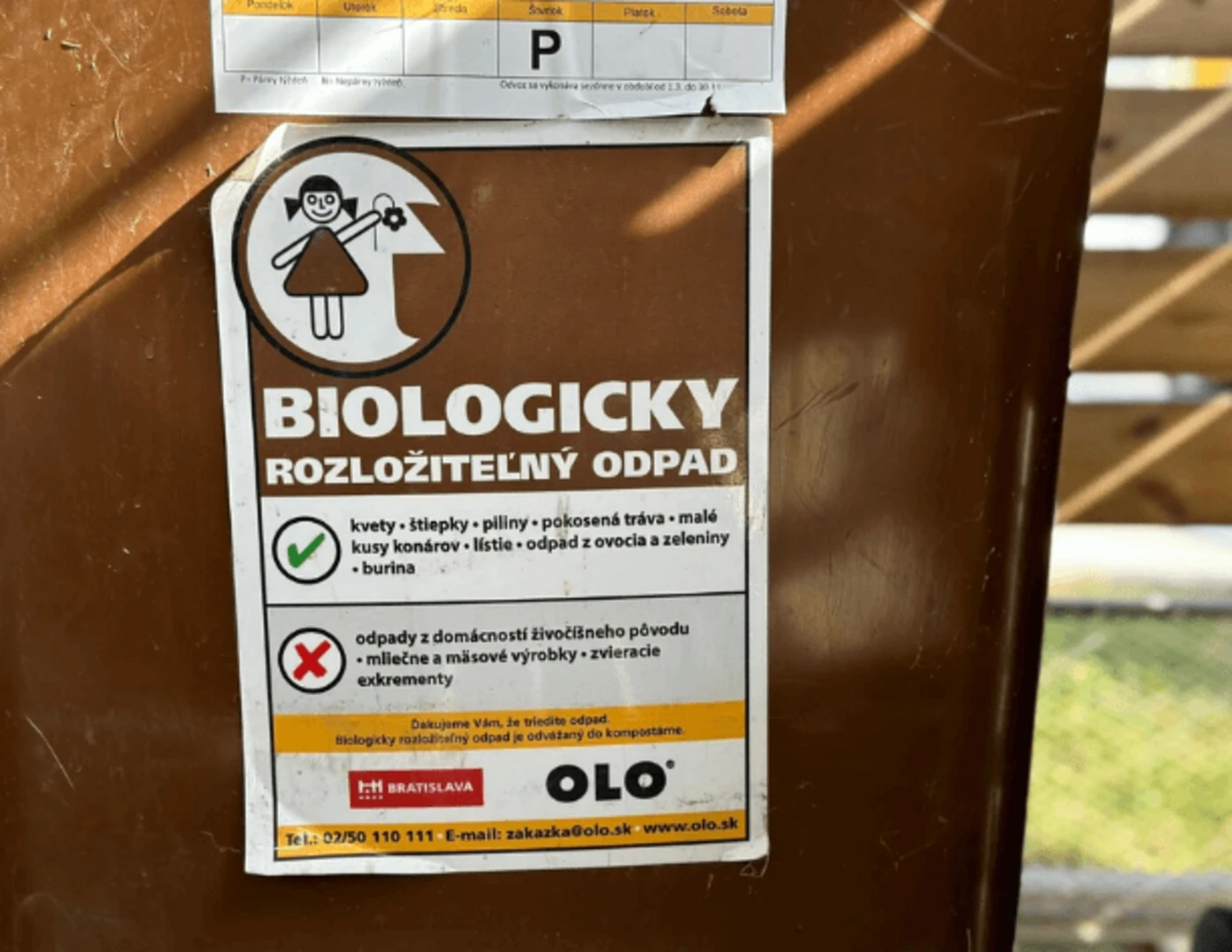 Hnedá nádoba na biologicky rozložiteľný odpad.