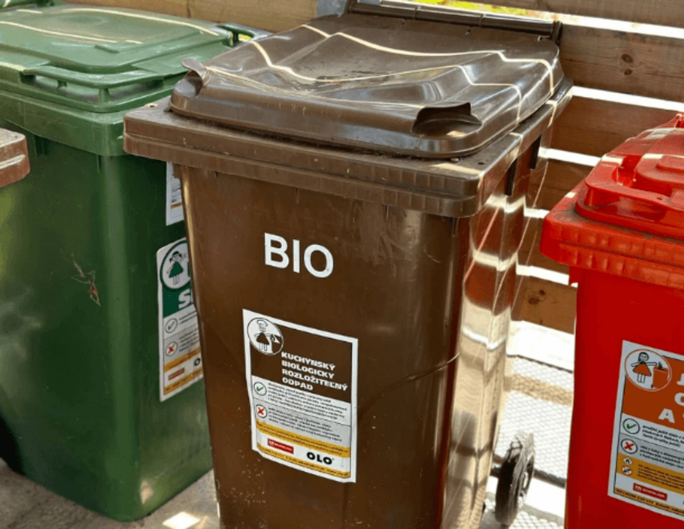 Hnedá OLO nádoba na kuchynský biologicky rozložiteľný odpad.