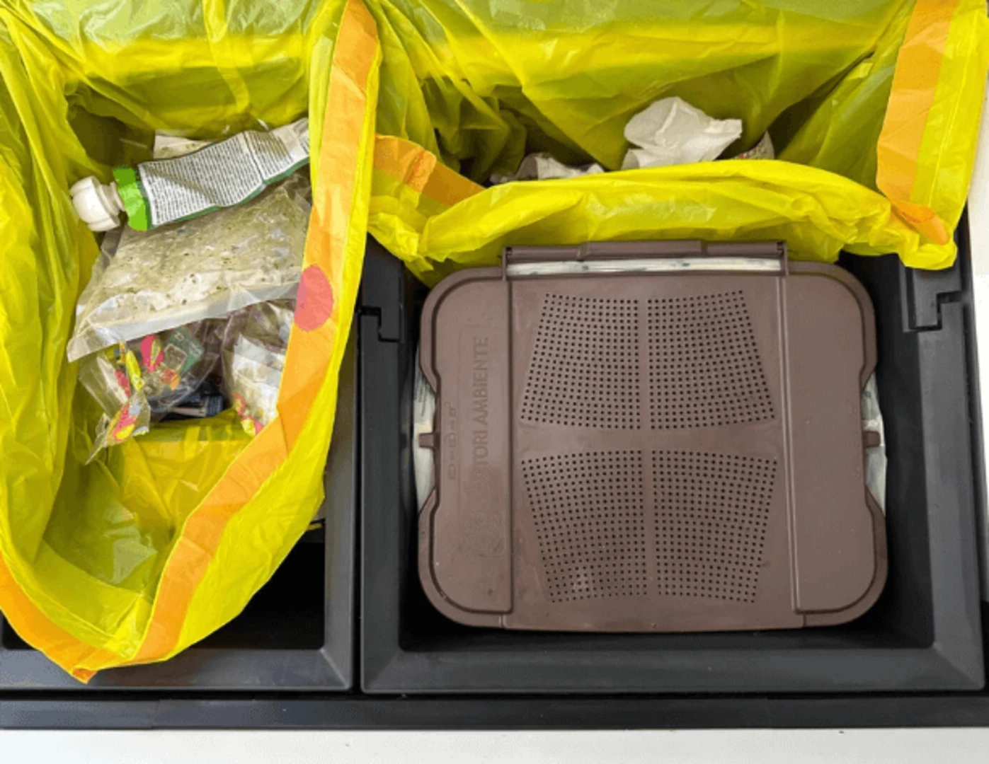 Nádoby na plastový a komunálny odpad a hnedý kuchynský košík na kompost.