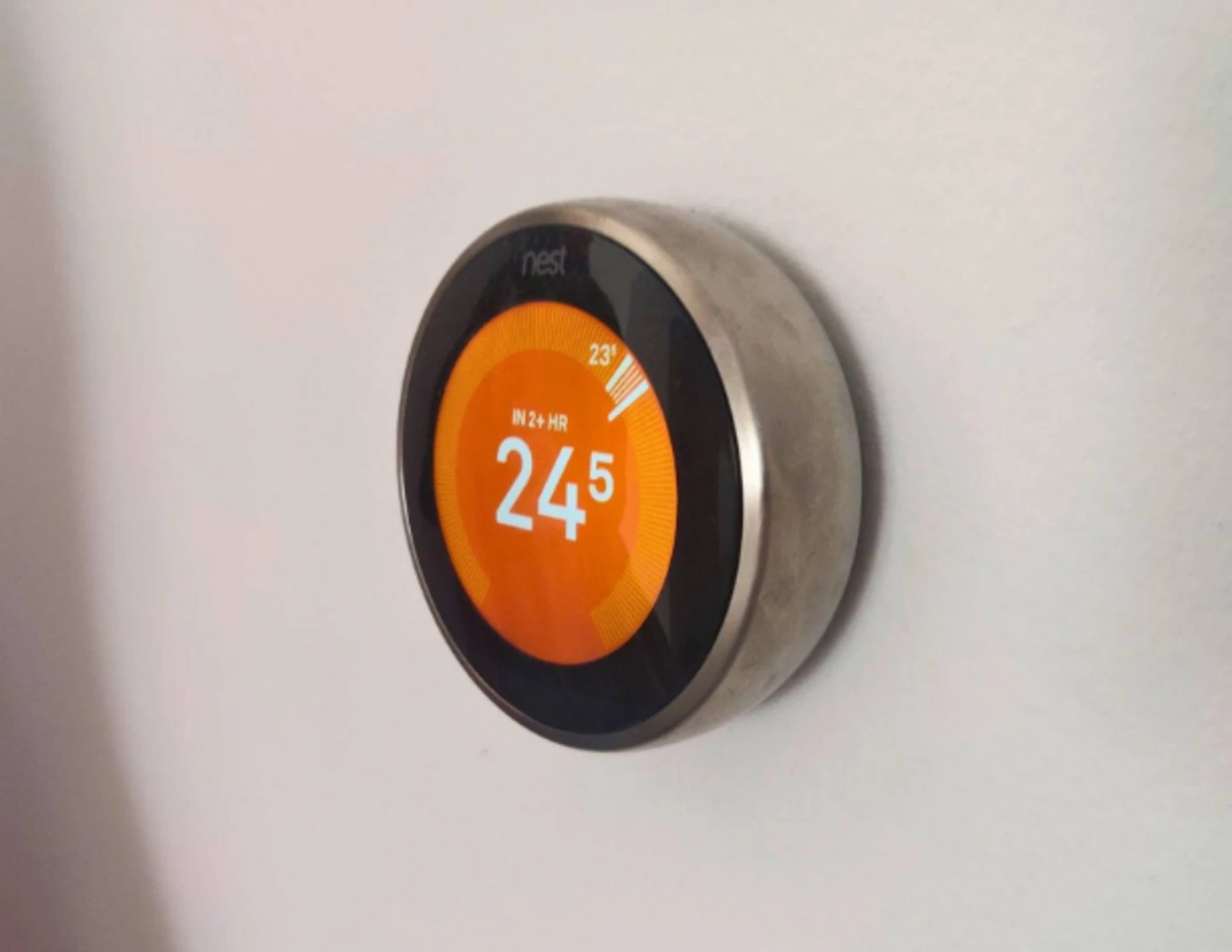 Digitálny termostat zobrazujúci teplotu 24,5 ºC.