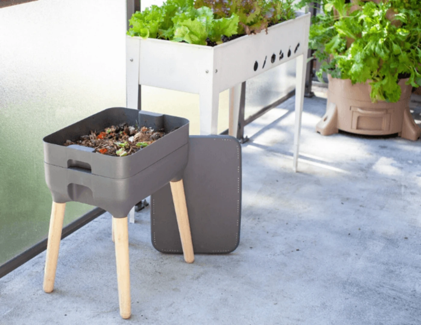 Moderný dizajnový vermikompostér na balkóne.
