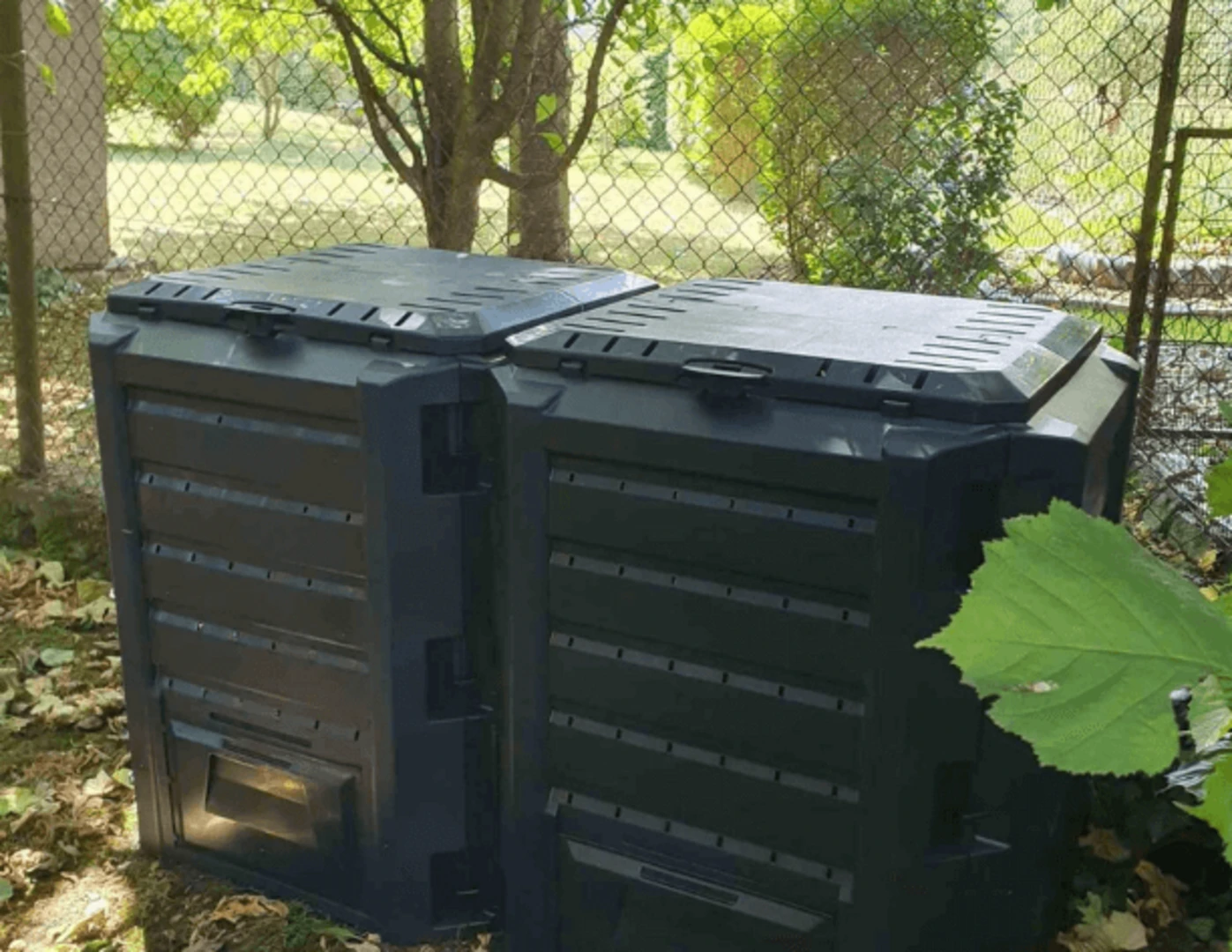 Veľké záhradné nádoby na kompost.