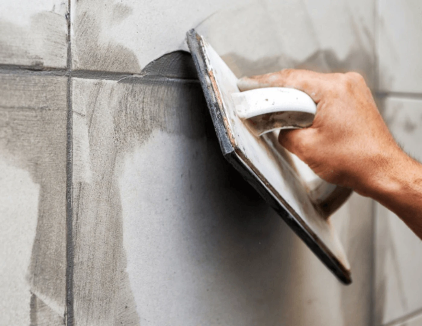 Aplikácia škárovacej hmoty