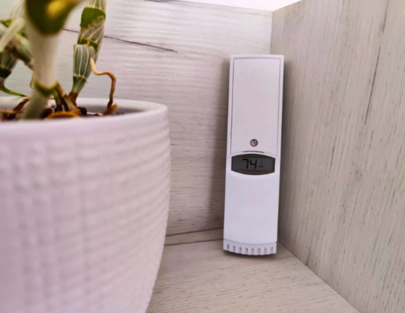 Vysoká 74 % vlhkosť zobrazená na merači.