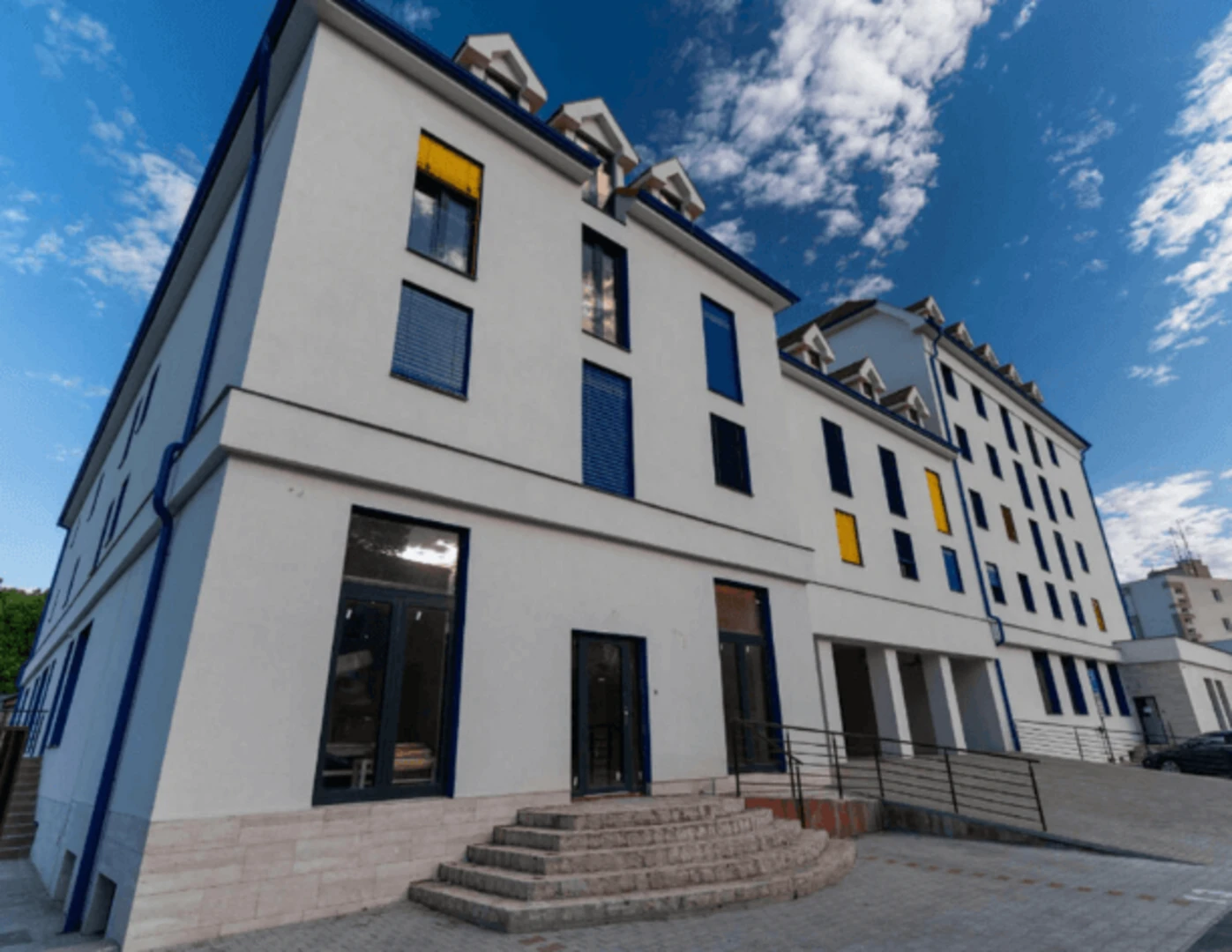 Biela inovatívna omietka na hoteli Bonbón.