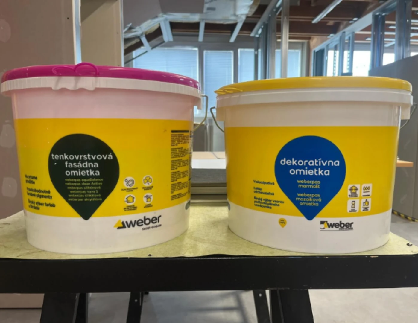 Tenkovrstvová fasádna omietka a dekoratívna omietka značky Weber.