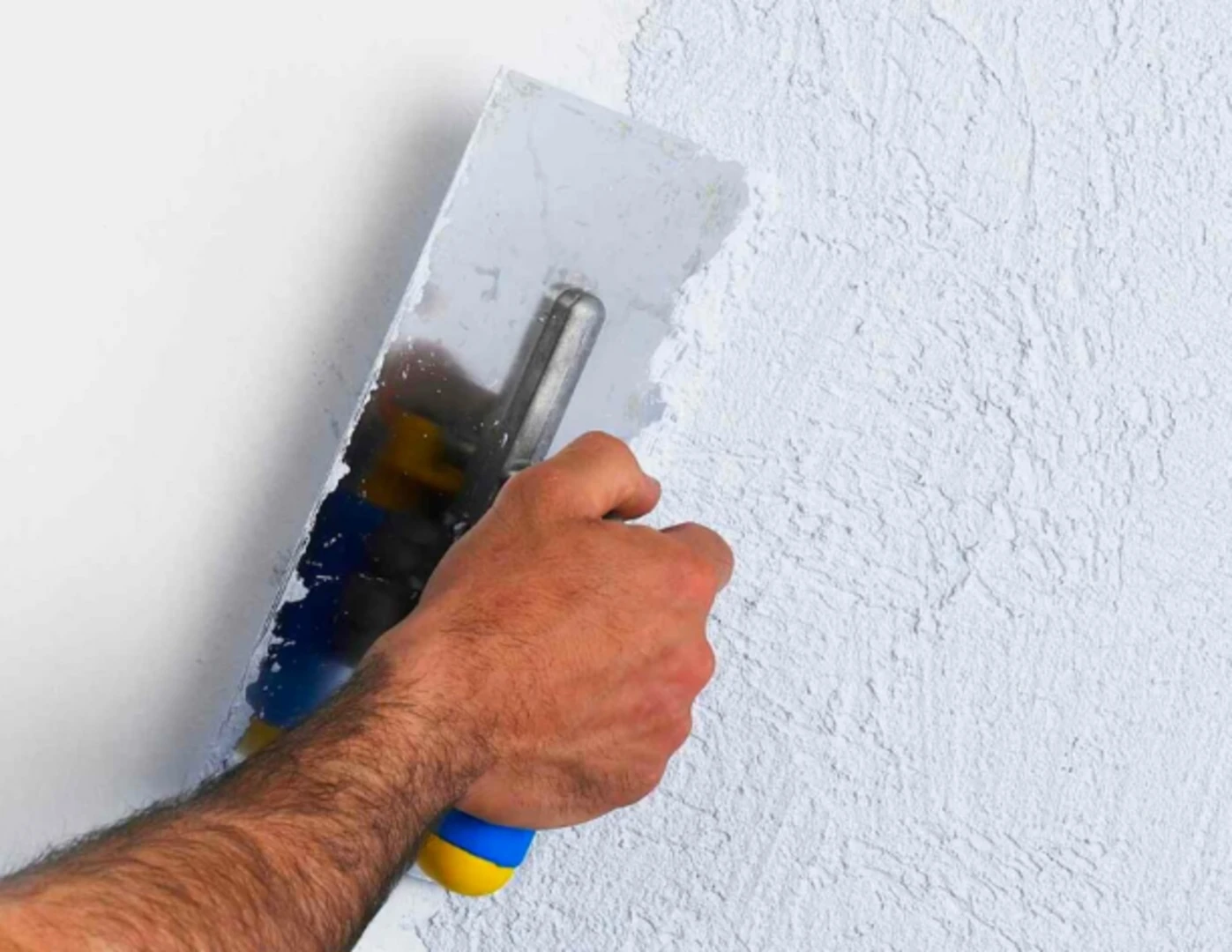 Aplikácia sanačnej omietky.