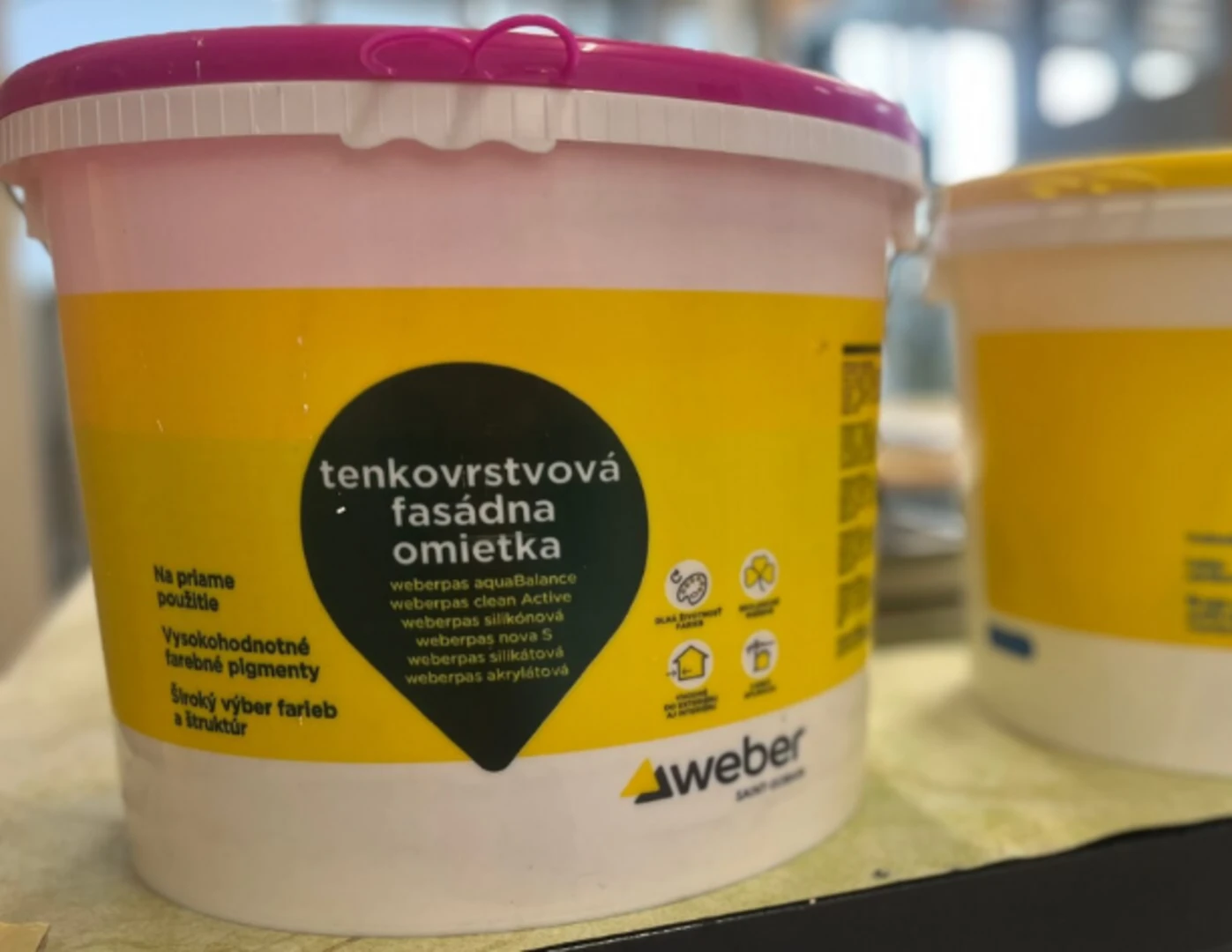 Tenkovrstvová fasádna omietka Weber.