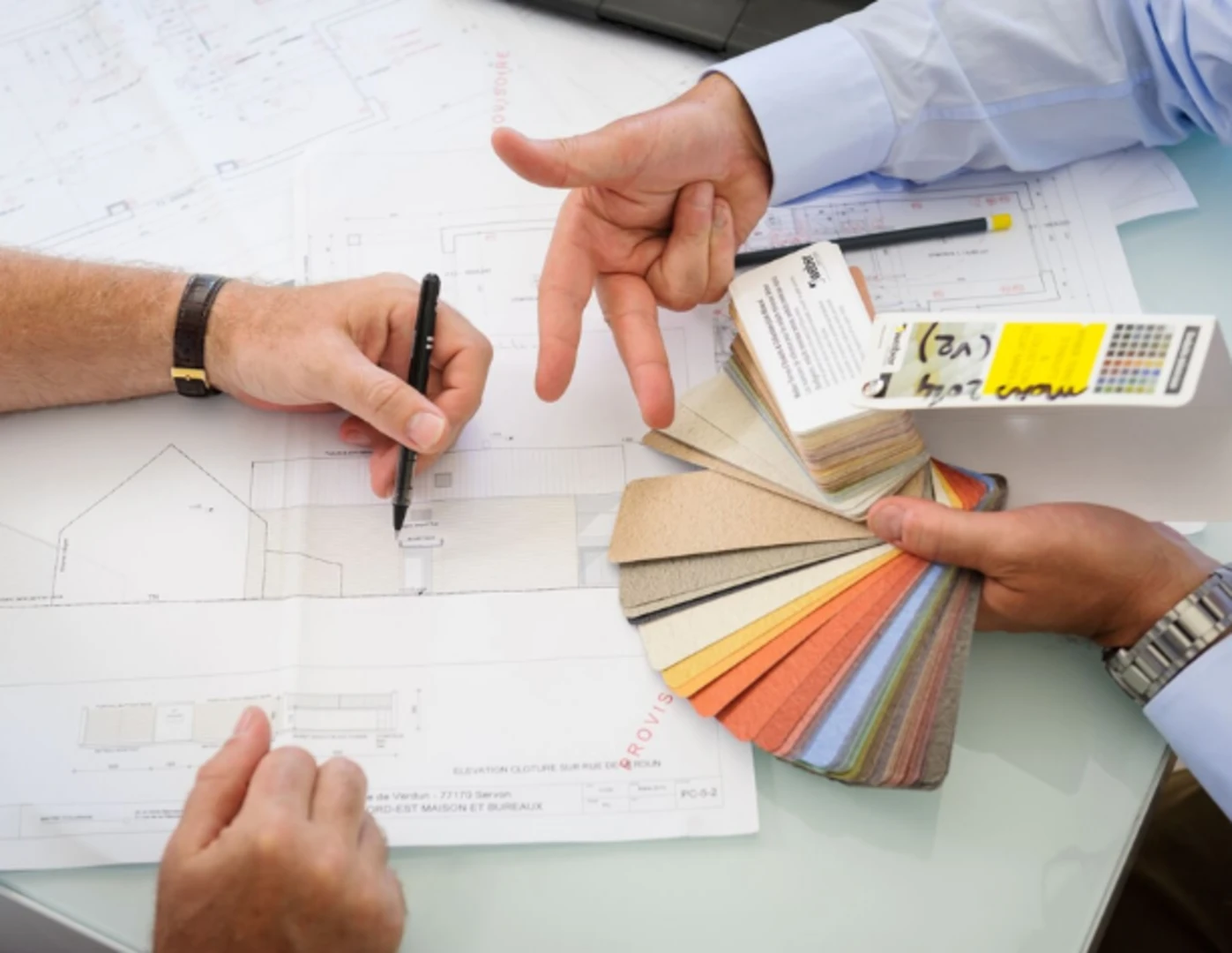 Výber fasádnej omietky z farebného vzorkovníka.