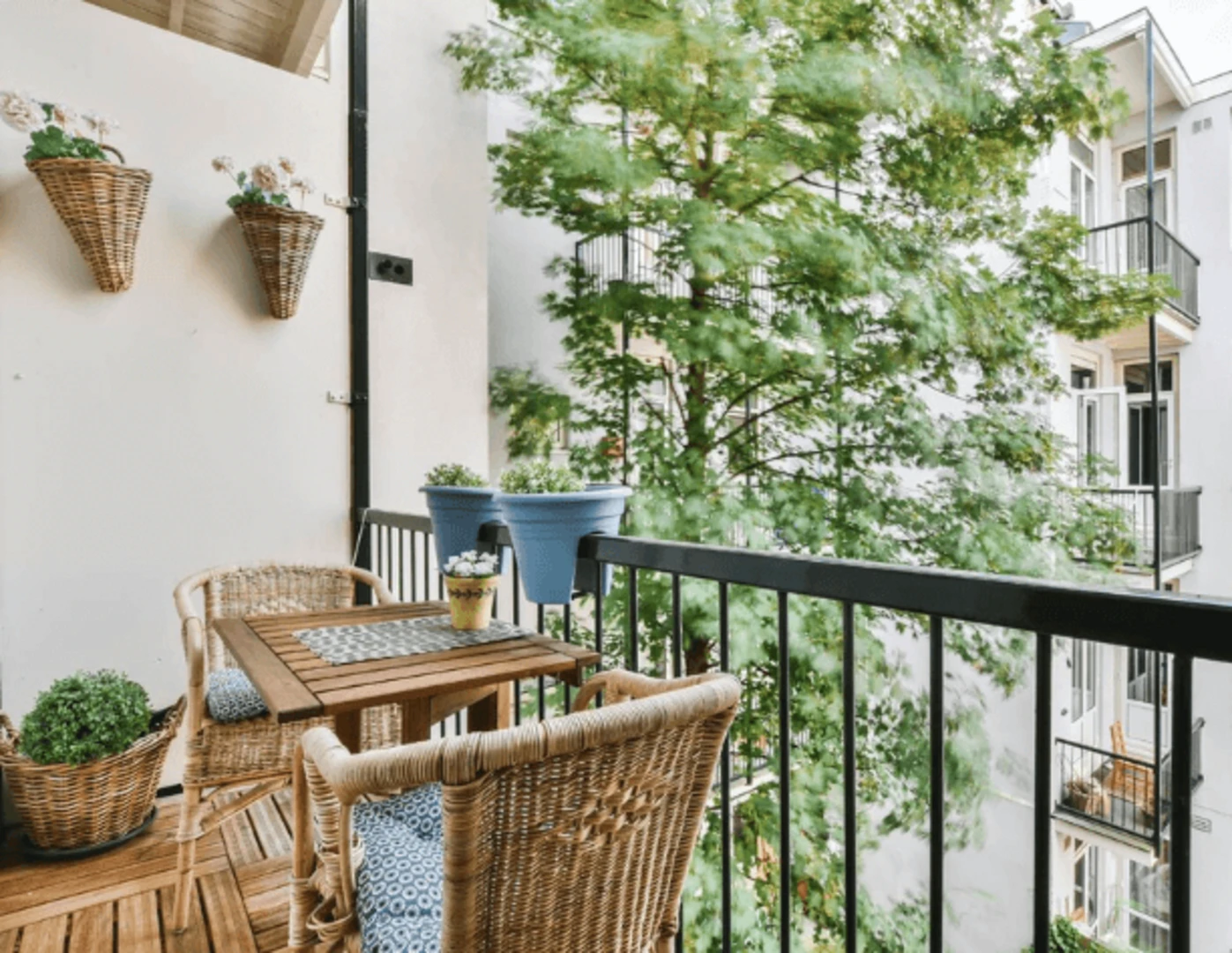 Malé balkónové sedenie s dekoráciami a rastlinami.