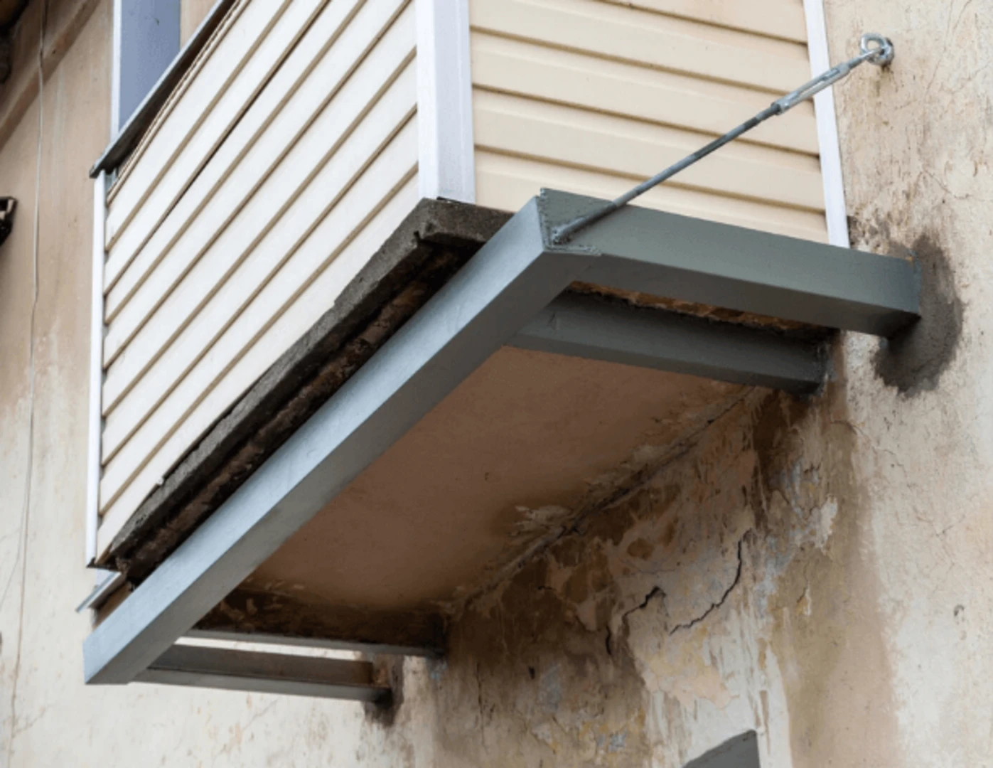 Pohľad na poškodený balkón zospodu.