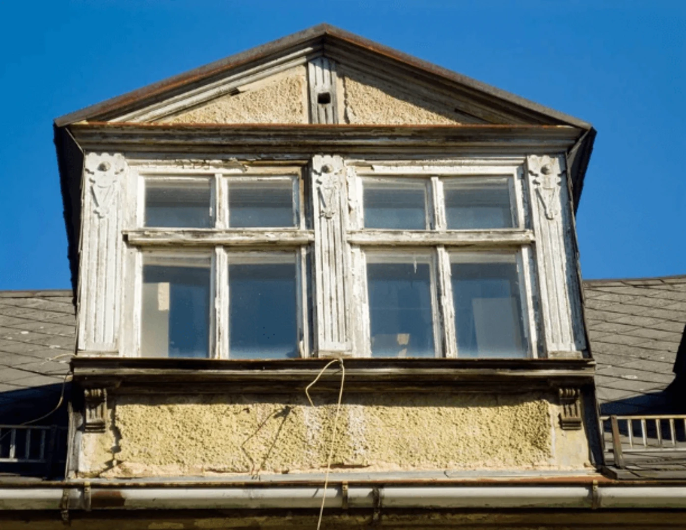 Staré okná v podkroví.