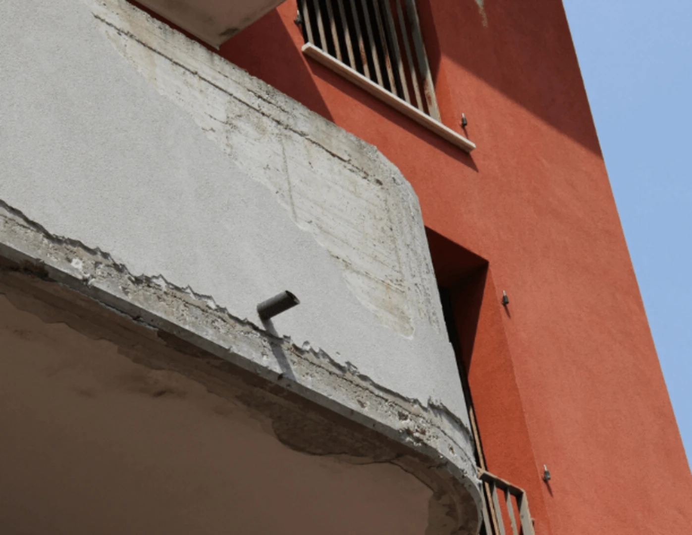 Poškodený povrch balkóna.