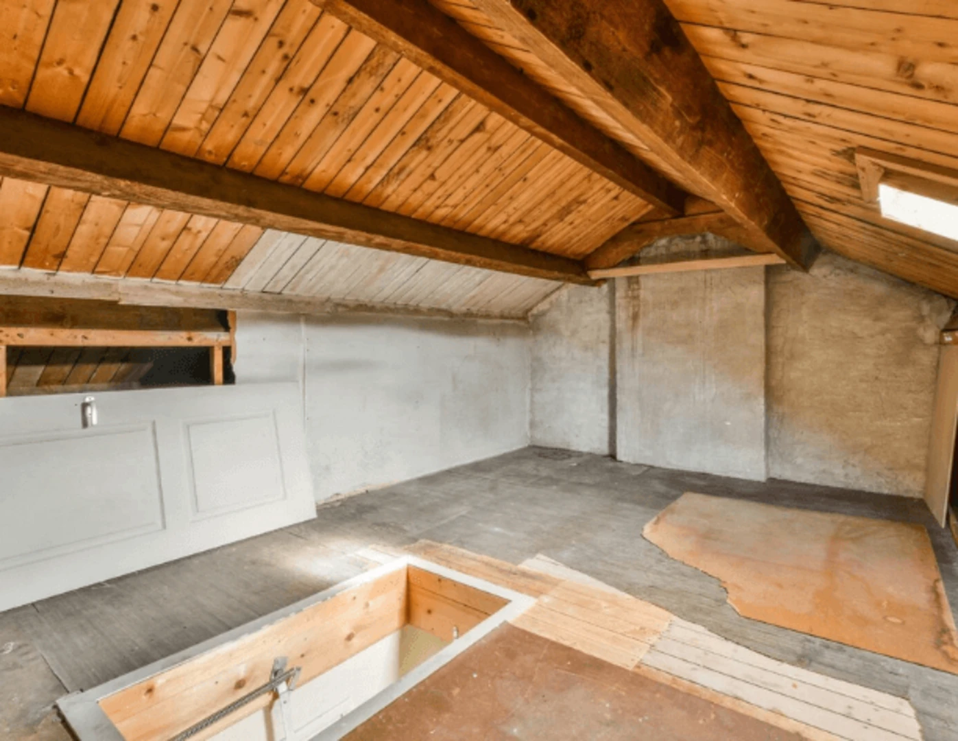 Vyčistené podkrovie počas rekonštrukcie a pripravené nové dvere.