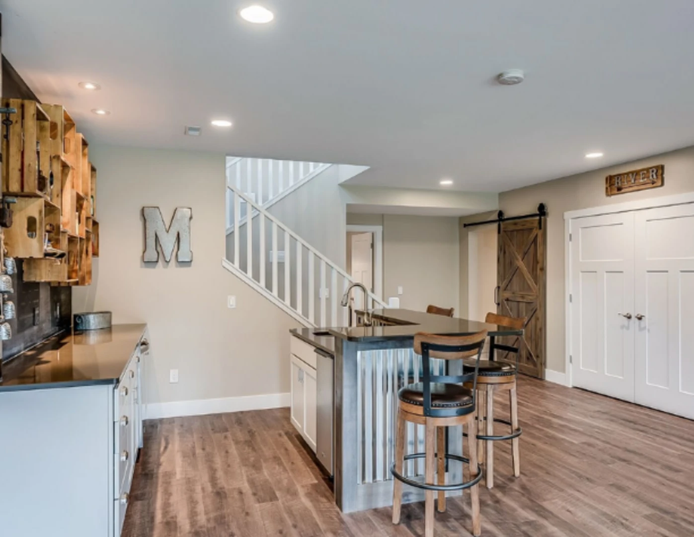 Zrekonštruovaná pivnica na menšiu rustikálnu kuchyňu.