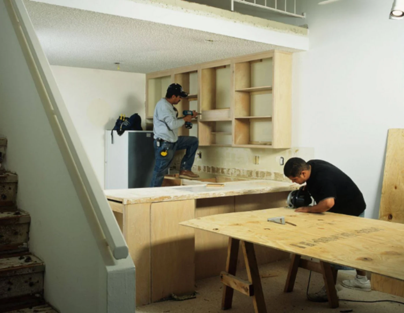 Pracovníci v priebehu rekonštrukcie obytných priestorov.