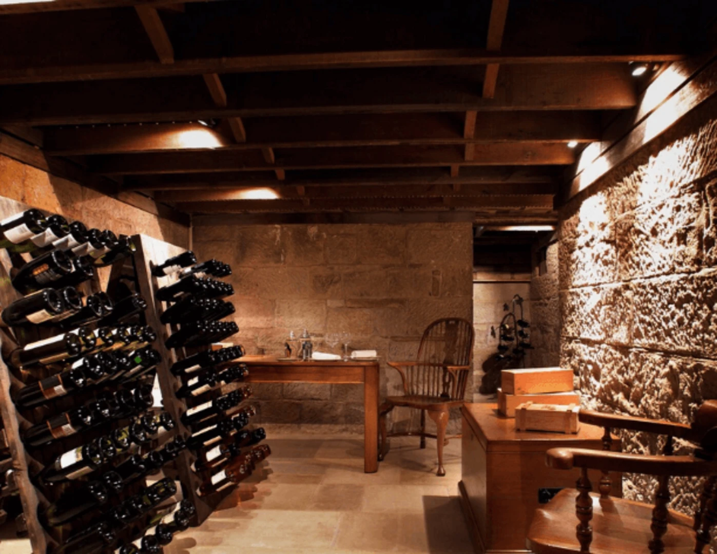 Malá útulná vínna pivnica.