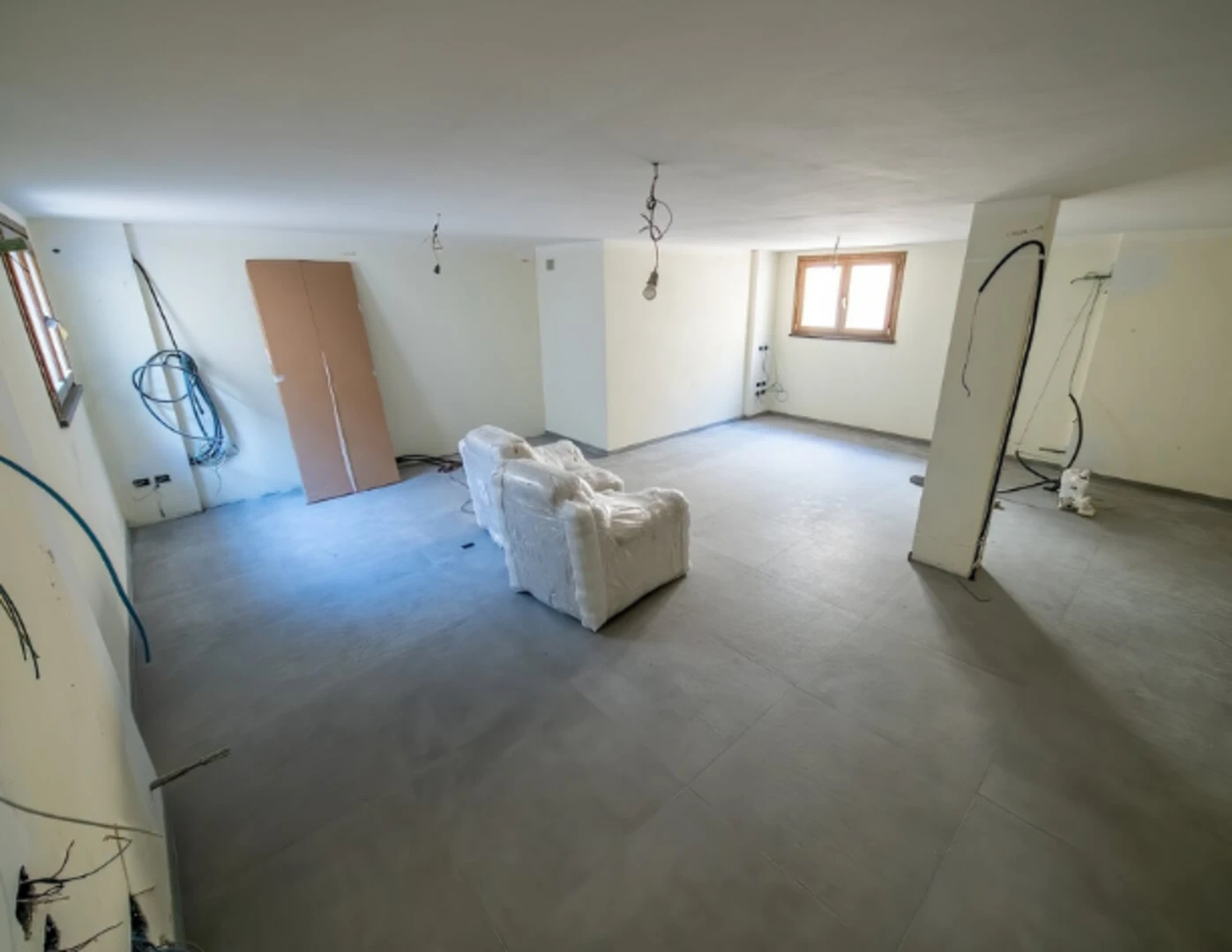 Zrekonštruovaná pivnica s novými elektrickými rozvodmi, položenou podlahou a novými omietkami.