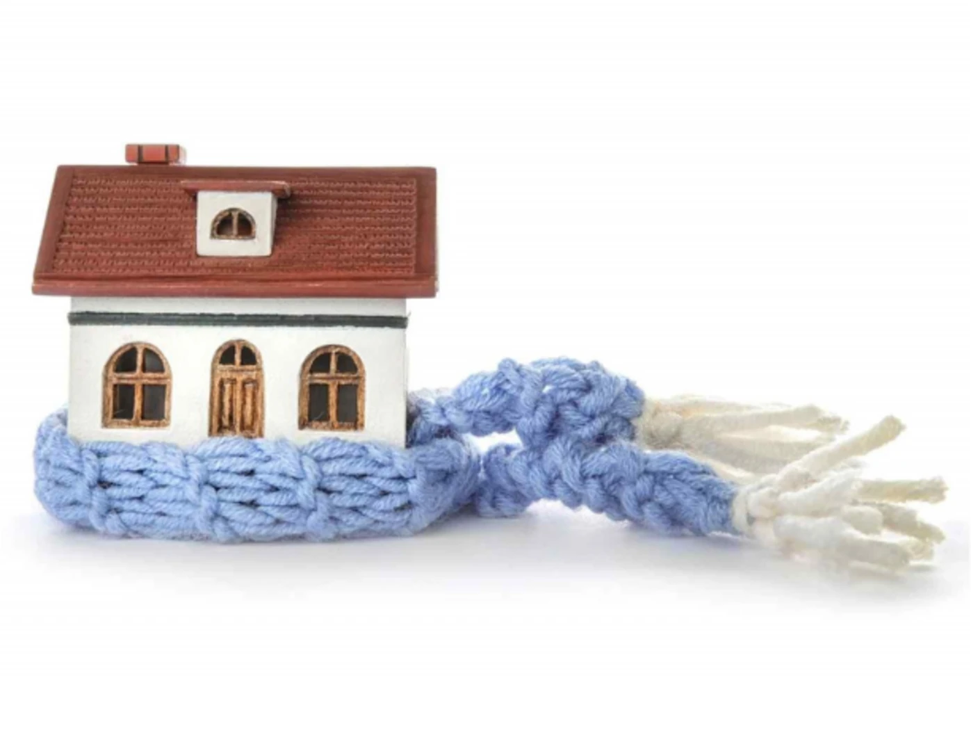 Dom v zime s červenou strechou v modrom šále