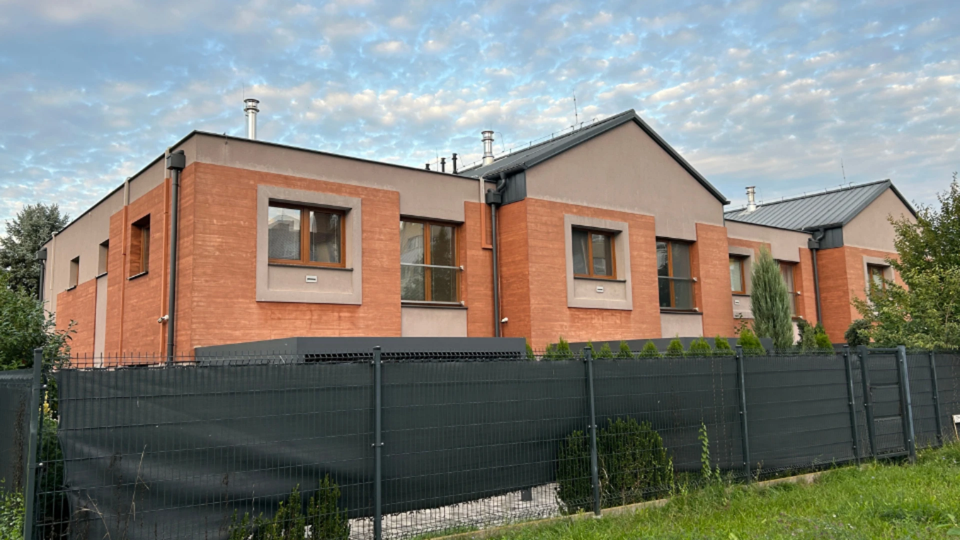 Dizajnový dvojdom s efektom dreva