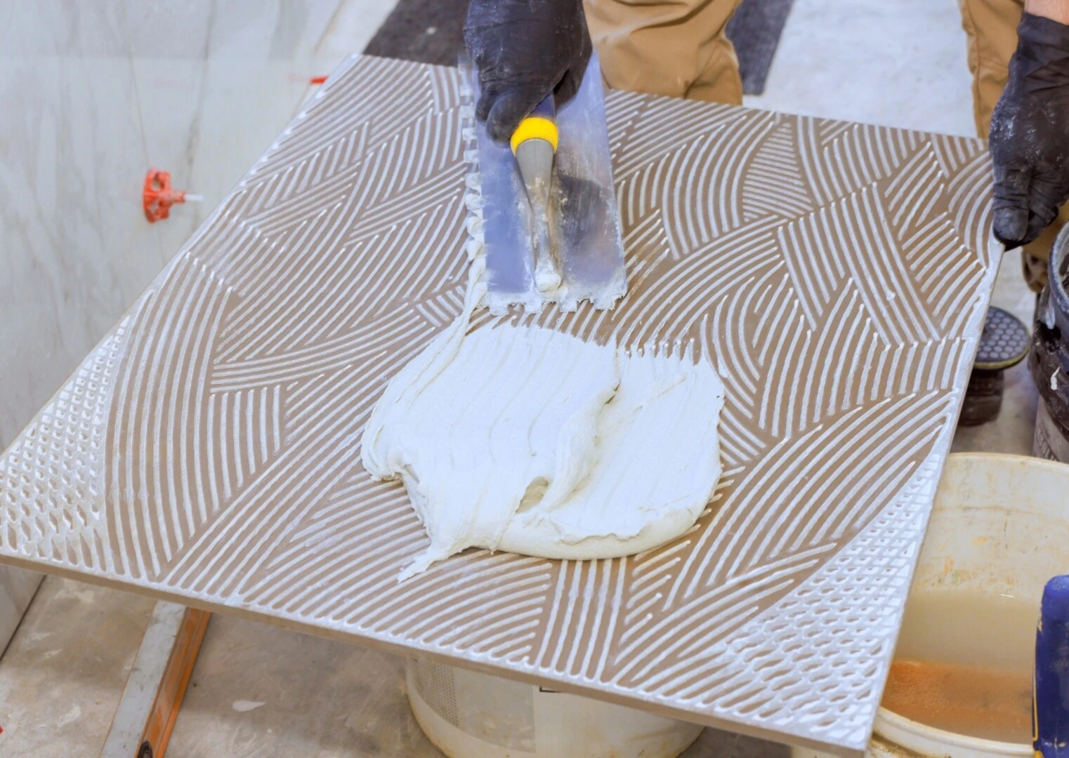 Lepenie veľkoformátovej dlažby - Naťahovanie lepidla