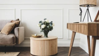 Homestaging obývačky pomocou dizajnových doplnkov a kytice ruží.