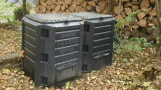 Veľké záhradné nádoby na kompost.