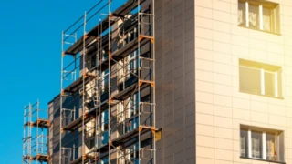 Lešenie na bytovke pri rekonštrukcii balkónov.