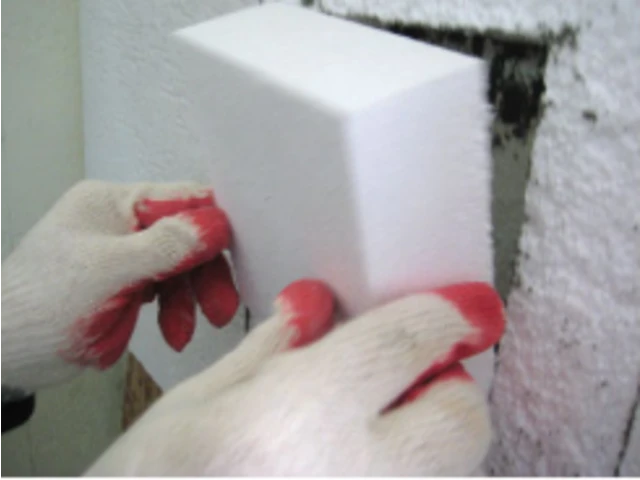 Lepenie izolačného materiálu do poškodenej steny fasády