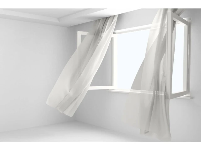 Vietor z otvoreného okna hýbe so záclonami