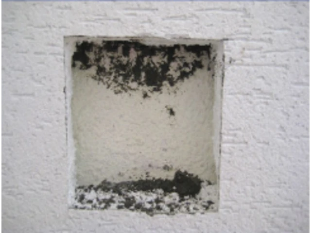 Vyrezaná poškodená časť fasády, otvor v stene