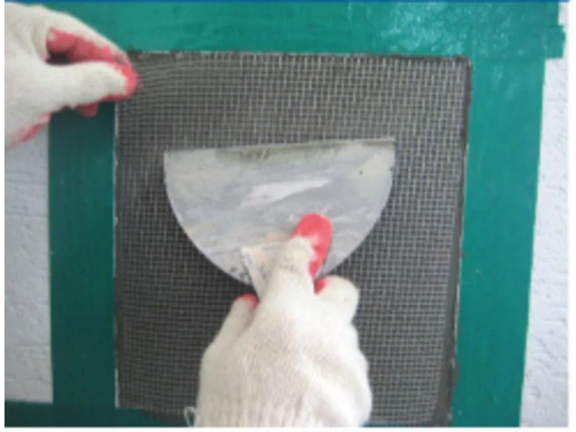 Aplikácia výstužnej vrstvy do poškodenej fasády