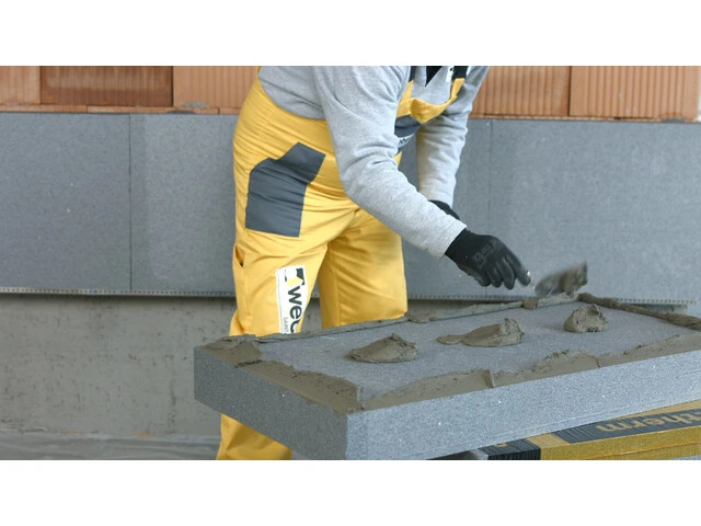 Lepenie izolačnej dosky s lepidlom na fasády