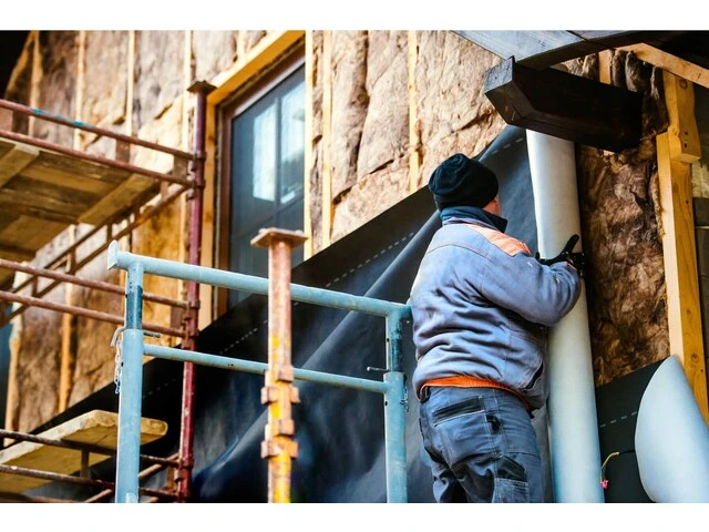 Robotník na lešení a umiestnenie paruvzdornej plachty