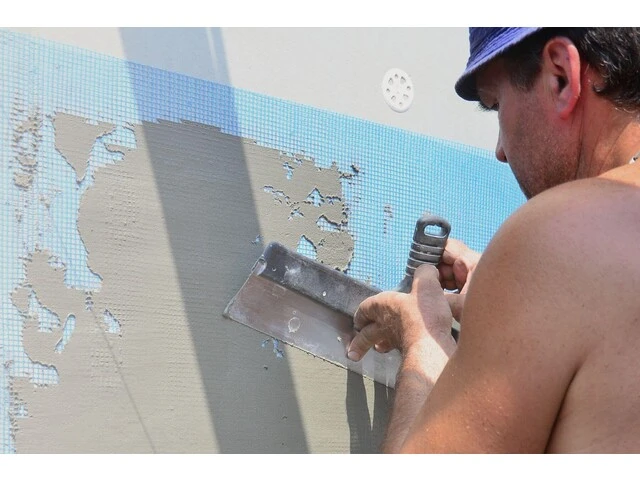 Natieranie malty na sklovláknitú mriežku.