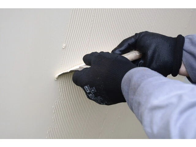 Nanesenie vrstvy omietky