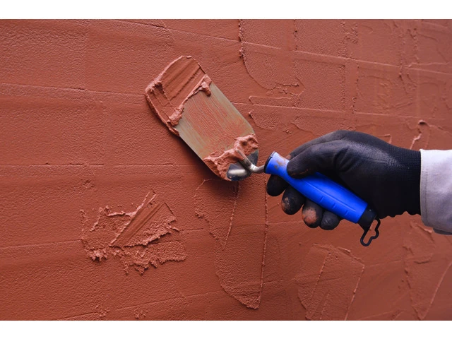 Na uhladenú plochu nanesieme lyžicou nepravidelné plochy omietky