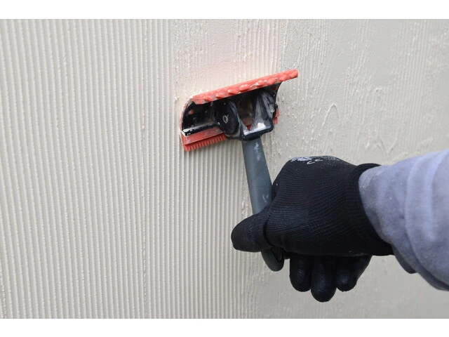 Vytvorenie textúry na bielej omietke pomocou žilkovacieho drievka