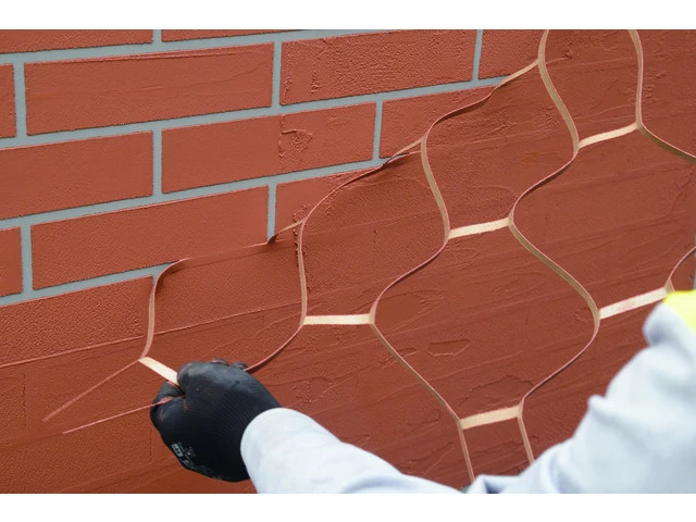 Odstránením šablóny sa v omietke vytvorí imitácia tehly