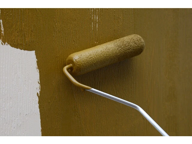 Nanesenie lazúry na stenu valčekom