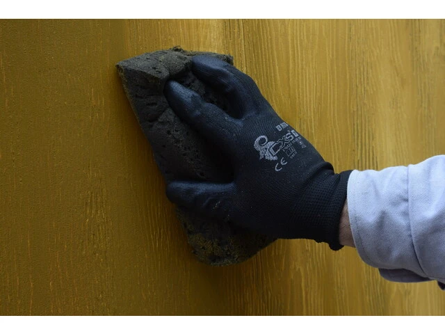 Zotretie prebytočnej lazúry z povrchu fasády hubkou