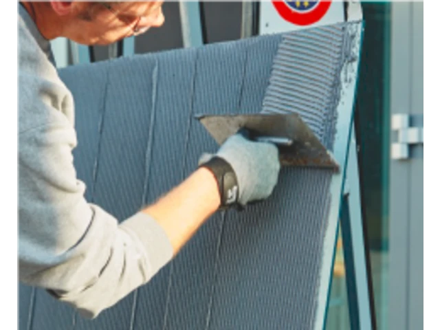 Nanesenie lepiacej hmoty zubovým hladidlom s trojuholníkovým zubom