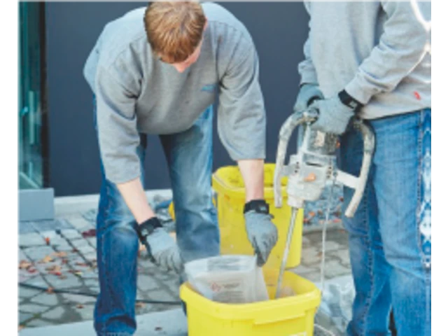 Príprava lepiacej hmoty Prášková zložka sa zmieša v žltom vedre s tekutou zložkou