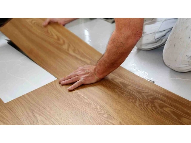 Aplikácia finálnych vrstiev skladby podlahy pomocou parkiet