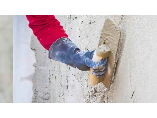 Aplikácia jadrovej omietky na múr hladidlom