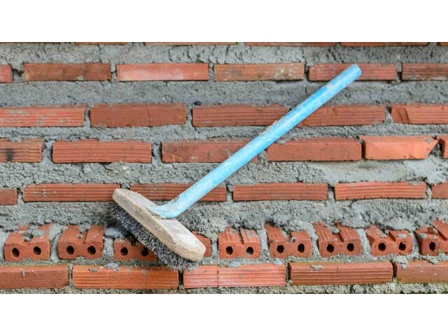 Čistenie muriva kefou