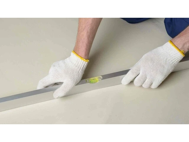 Kontrola rovinnosti podlahy vodováhou