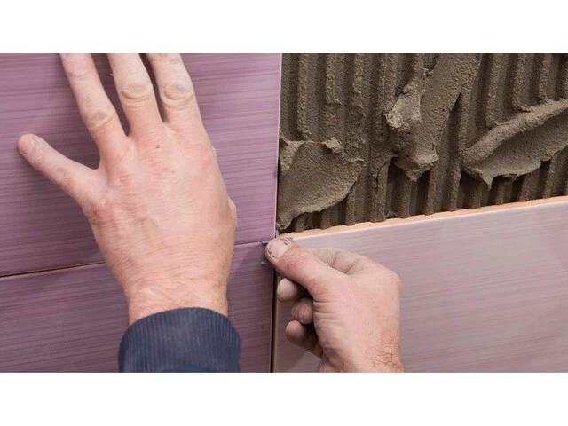 Lepenie dlaždíc lepiacou maltou