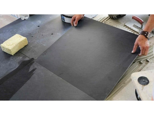 Lepenie veľkého formátu dlaždíc